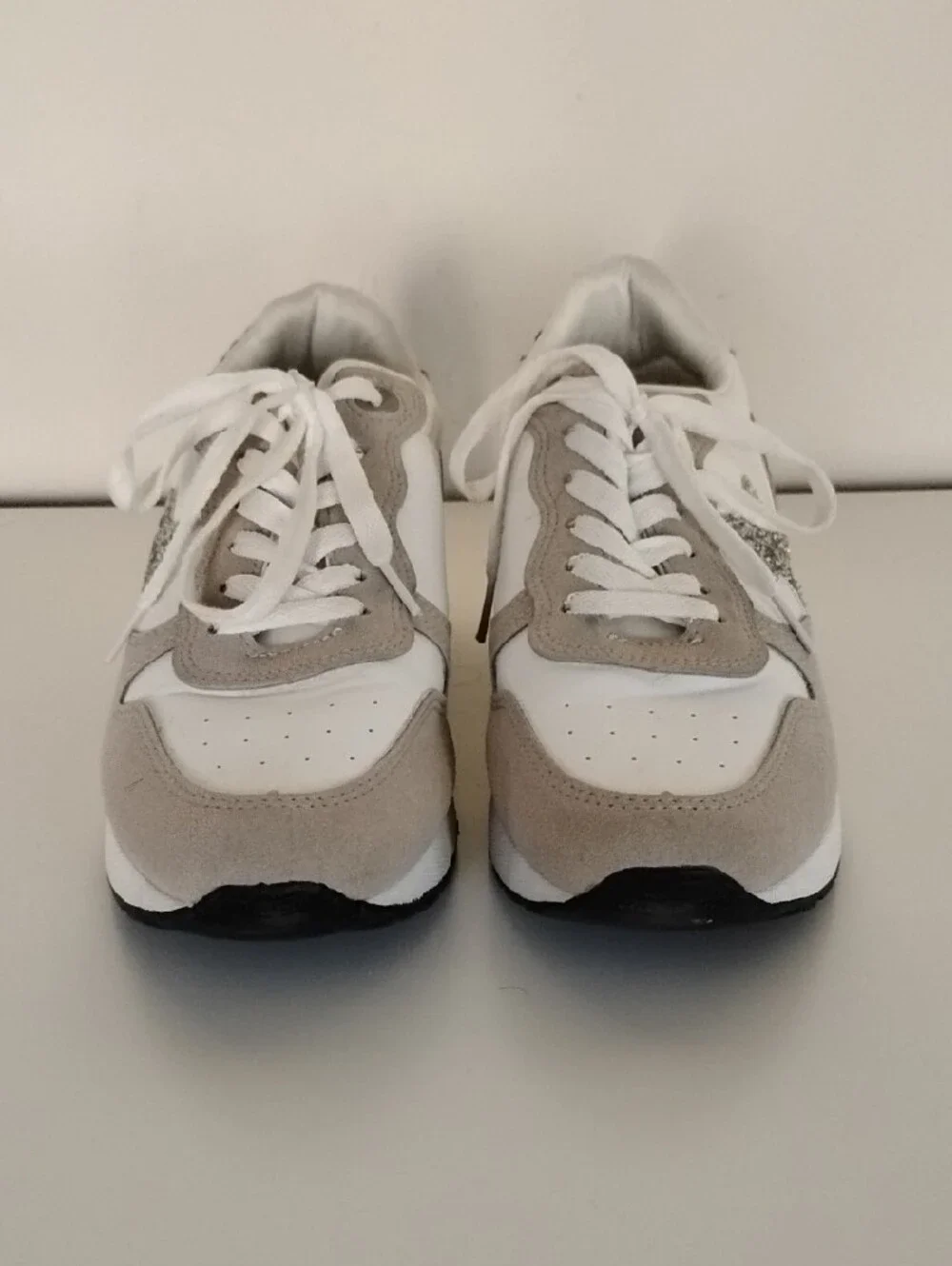 Jessica Carlyle Size 8 White & Light Gray Star Accent Lace-Up Sneakers